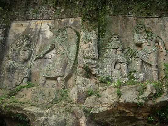 ESCULTURA NA ROCHA-FOTO:ALEX CARNIEL - ORLEANS - SC