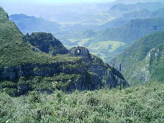 PEDRA FURADA EM ORLEANS-FOTO:MAURO WUNDERLICH - ORLEANS - SC