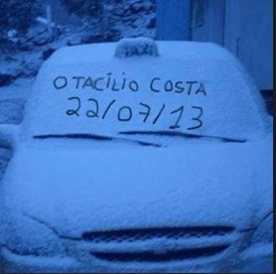 CARRO COBERTO DE NEVE NO DIA 23/07/2013 EM OTACLIO COSTA-SC-FOTO:BRUNO WESLEY LIMA DE OLIVEIRA - OTACLIO COSTA - SC