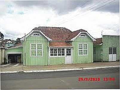 ARQUITETURA-CASA NA RUA PRINCIPAL-FOTO:MARCOS A. ALMEIDA - PAINEL - SC