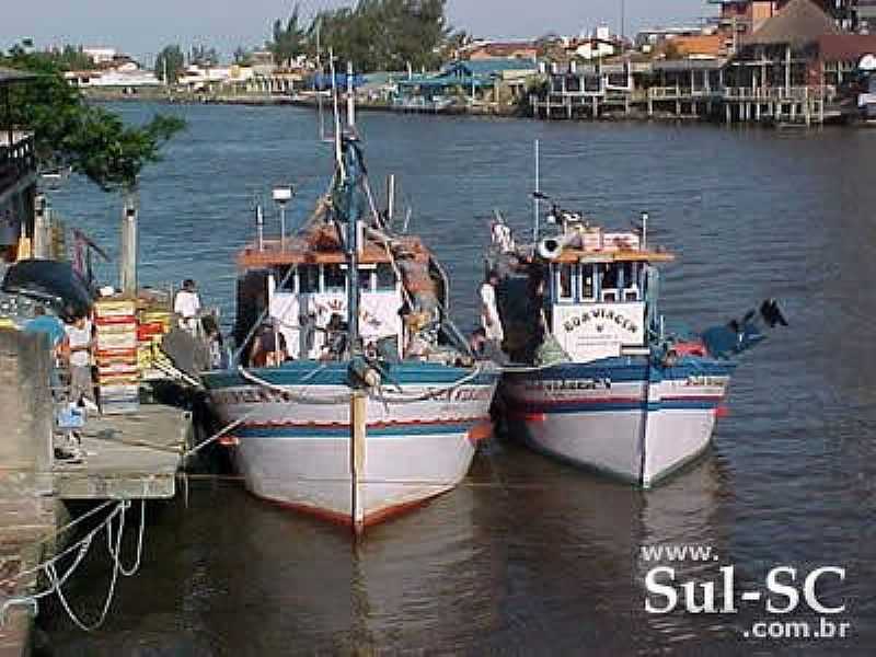 PASSO DE TORRES-SC-BARCOS NO RIO MAMPITUBA-FOTO:BRENNER W. C. - PASSO DE TORRES - SC