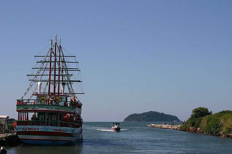 PIARRAS-SC-CHEGADA DE BARCOS NO RIO PIARRAS-FOTO:KATHIA ERZINGER PROX - PIARRAS - SC