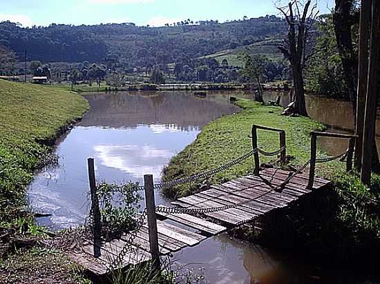 PONTE SOBRE RIACHO EM PIRATUBA-FOTO:THIAGO DAMBROS - PIRATUBA - SC