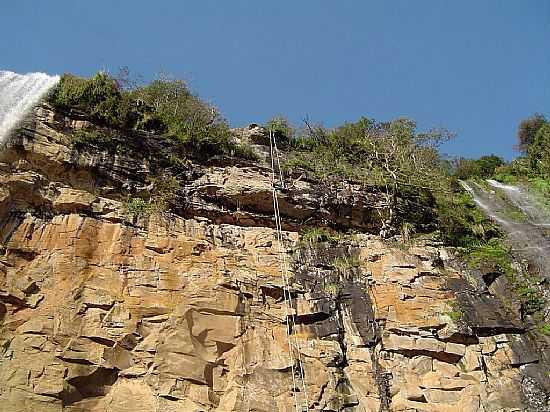 PONTE SERRADA-SC-RAPEL NA CACHOEIRA-FOTO:CESAR LOVO - PONTE SERRADA - SC
