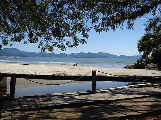 PRAIA DE PEREQU EM PORTO BELO-FOTO:CARLOS C. NASATO - PORTO BELO - SC