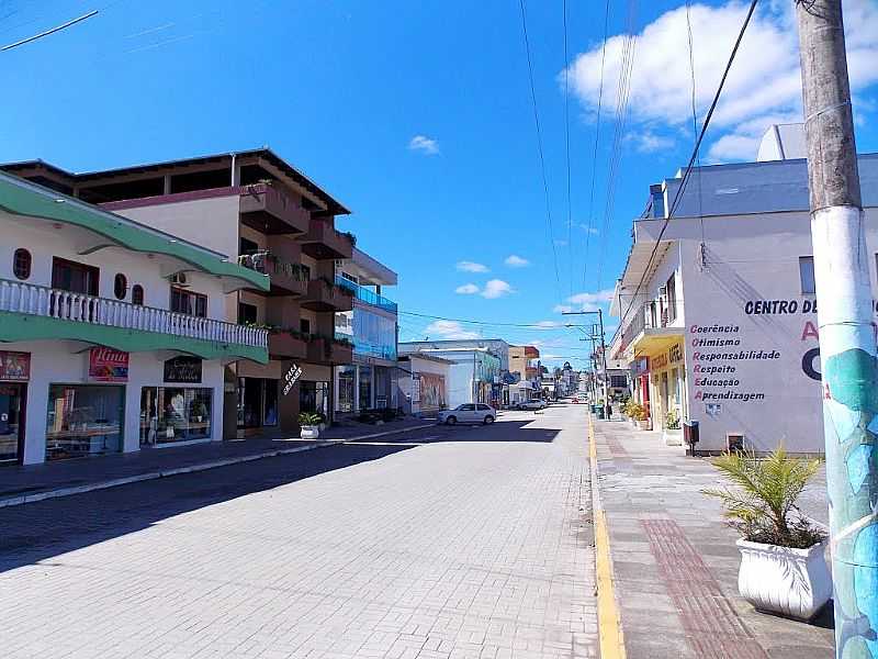 POUSO REDONDO-SC-RUA VINTE E TRS DE JULHO NO CENTRO-FOTO:SIDNEI RECCO - POUSO REDONDO - SC