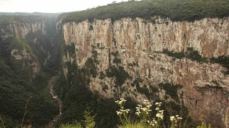 PRAIA GRANDE-SC-SERRA DO FAXINAL E AO FUNDO CANYON ITAIMBEZINHO-FOTO:VIAGEMDEBOA.COM.BR - PRAIA GRANDE - SC