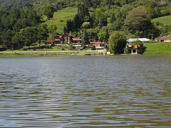 CASA DE CAMPO  BEIRA DA REPRESA DE RIO BONITO-FOTO:CARLOS C. NASATO - RIO BONITO - SC