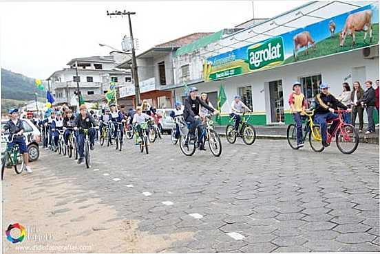 7 DE SETEMBRO DE 2011, DESFILE DE BICICLETAS!! , POR NATLIA MICHELS RIBEIRO - RIO FORTUNA - SC