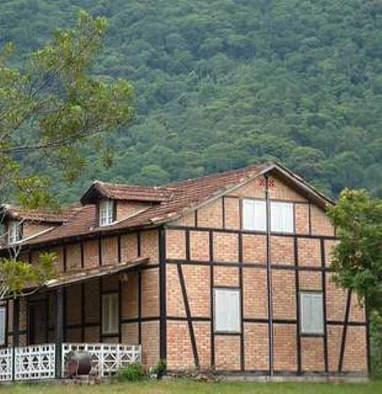 CASA EM ARQUITETURA ENXAIMEL, CONSTRUDA EM 1910 - SO MARTINHO - SC