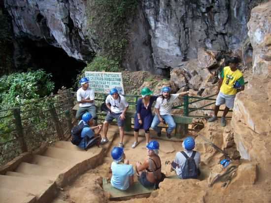 ENTRADA NA GRUTA DO POO ENCANTADO, POR ADRIANA FARIAS ROSA - NOVA REDENO - BA