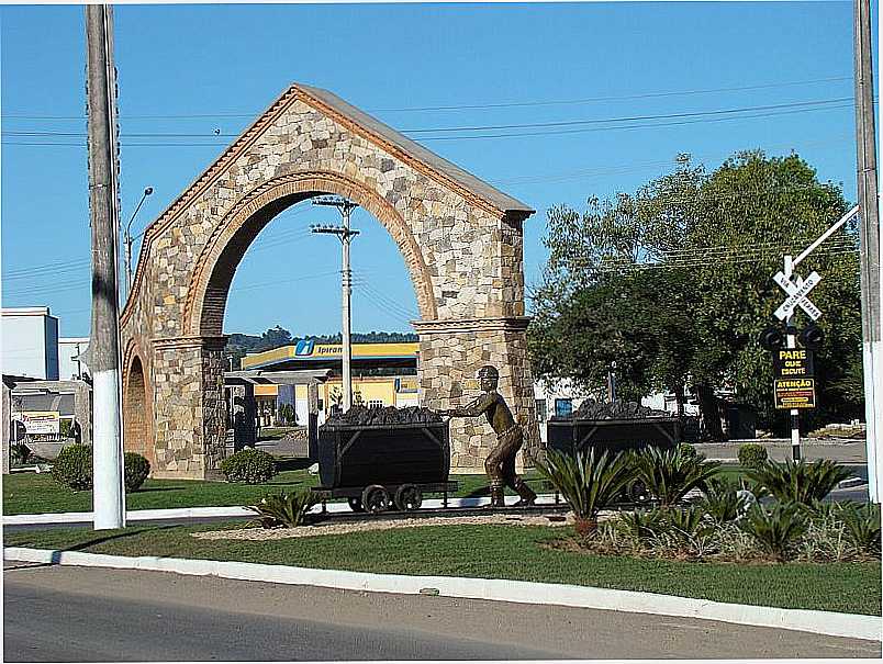 URUSSANGA-SC-PRTICO DE ENTRADA DA CIDADE-FOTO:PCRAPAKI - URUSSANGA - SC