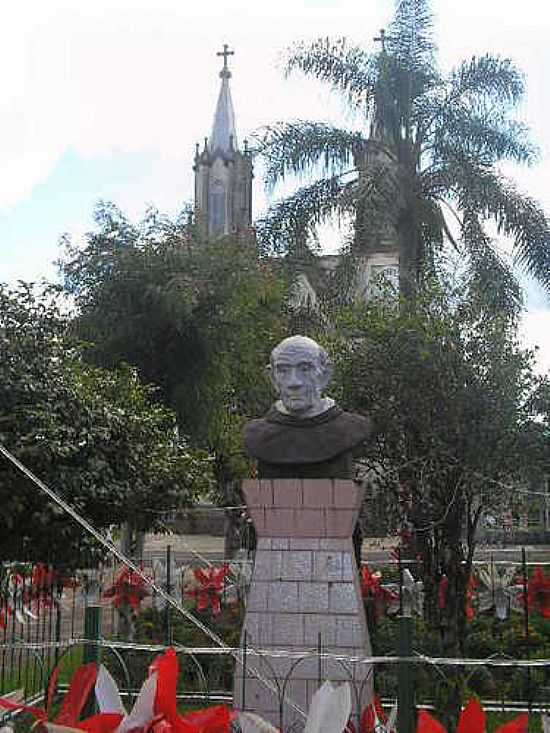 BUSTO DE FREI BRUNO NA PRAA DA MATRIZ EM XAXIM-SC-FOTO:GIGGIO - XAXIM - SC