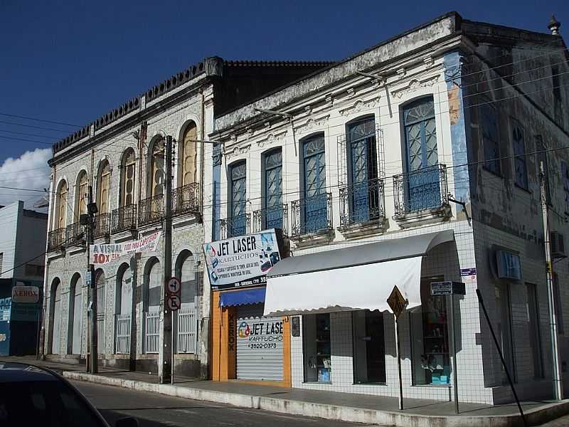 ESTNCIA-SE-CASARES ANTIGOS NA RUA CAPITO SALOMO-FOTO:MADSON CLBER - ESTNCIA - SE