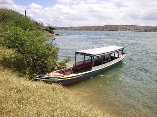 BARCO ANCORADO NA BEIRA DO RIO NO POVOADO DE JENIPATUBA EM GARARU-SE-FOTO:THIAGO DOS PASSOS - GARARU - SE