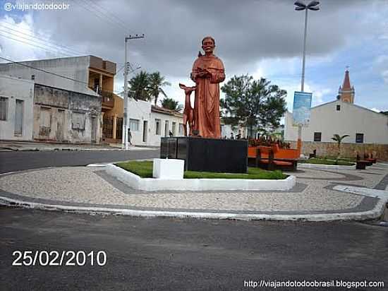 IMAGEM DE SO FRANCISCO DE ASSIS NA PRAA DA IGREJA-FOTO:SERGIO FALCETTI - MACAMBIRA - SE