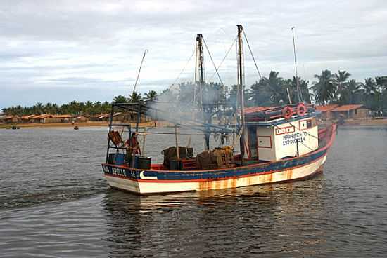 BARCO DE PESCA EM PIRAMBU-SE-FOTO:MARCOS BRAVA - PIRAMBU - SE