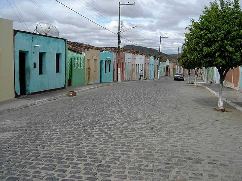 PORTO DA FOLHA-SE-CASARIO EM RUA DO CENTRO-FOTO:EDU JUNG - PORTO DA FOLHA - SE