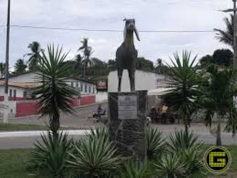 RIACHO DO DANTAS-SE-MONUMENTO EM HOMENAGEM AO BODE BITO-FOTO:ITAPICURUNOTICIAS.BLOGSPOT.COM  - RIACHO DO DANTAS - SE