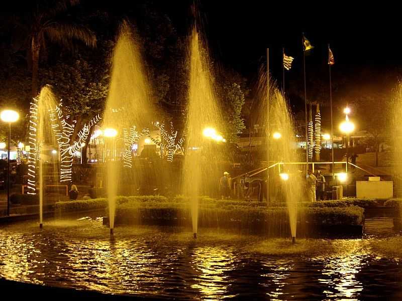 ADAMANTINA-SP-VISTA NOTURNA DA FONTE NA PRAA CENTRAL-FOTO:LPSLPS - ADAMANTINA - SP