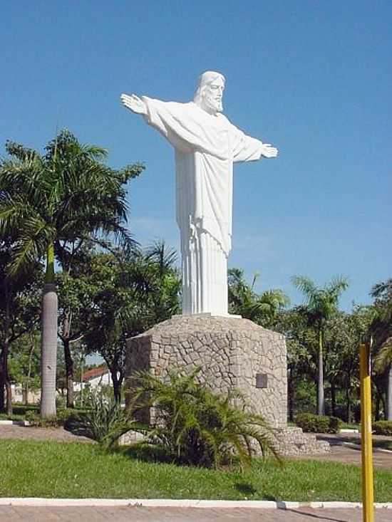 ESTTUA DE CRISTO-FOTO:LPSLPS - ADAMANTINA - SP