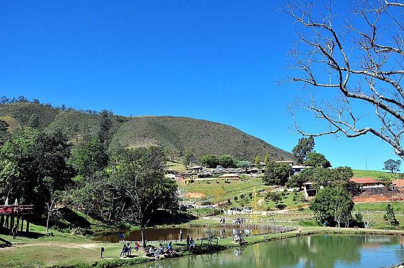 GUAS DE LINDIA-SP-REA DE RECREIO E O MORRO PELADO-FOTO:CRISSRB - GUAS DE LINDIA - SP