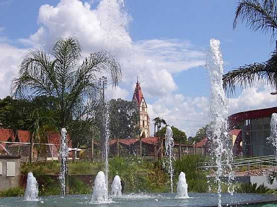 CHAFARIZ E AO FUNDO A IGREJA EM GUAS DE SANTA BRBARA-FOTO:LUCASINFILM - GUAS DE SANTA BRBARA - SP