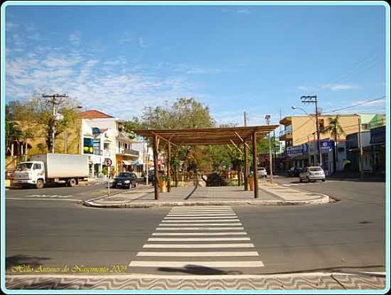 AV.CARLOS MAURO NO CENTRO DE GUAS DE SO PEDRO-FOTO:HELIO ANTUNES DO NAS - GUAS DE SO PEDRO - SP