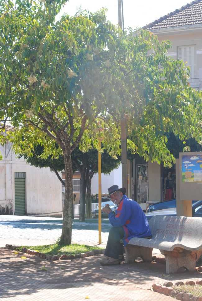 MORADOR  NA  PRAA, POR AURLIO  CARDOSO - ALTINPOLIS - SP