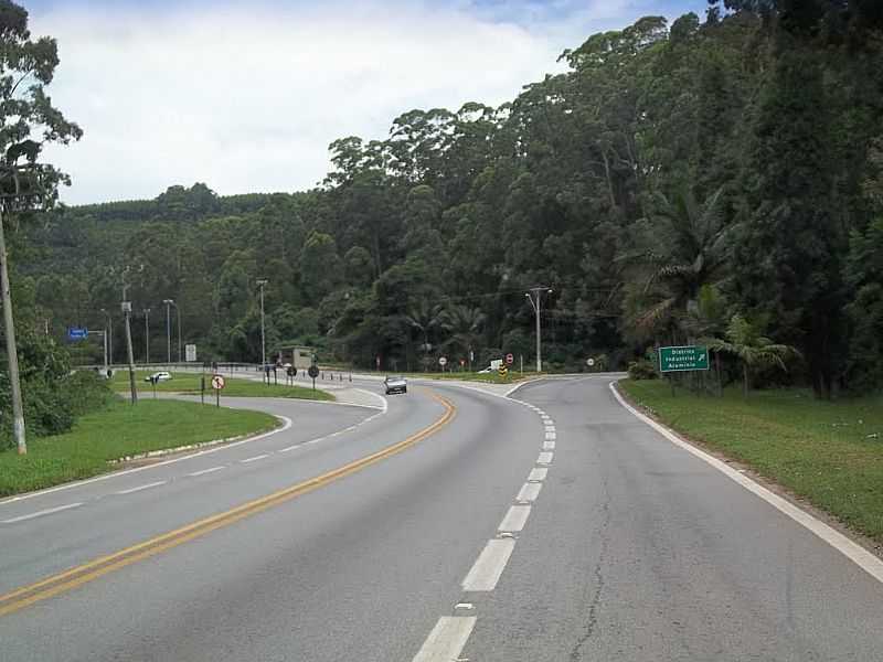 ALUMNIO-SP-TREVO DE ACESSO NA RODOVIA RAPOSO TAVARES-FOTO:JHONEE - ALUMNIO - SP