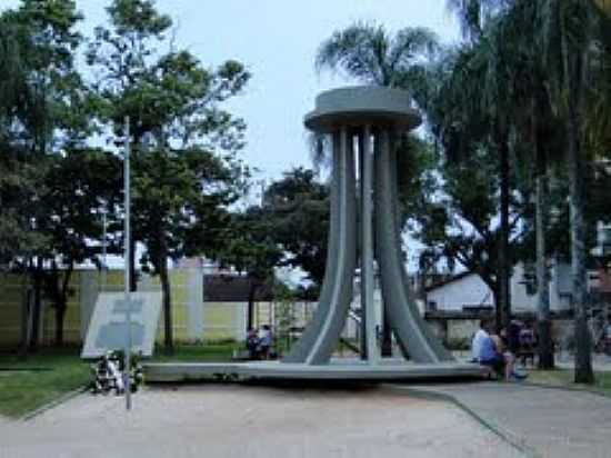 MONUMENTO AOS EXPEDICIONRIOS NA PRAA PDUA SALLES EM AMPARO-FOTO:ROBERTA SORIANO - AMPARO - SP