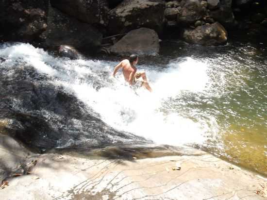 DUCHA NO CABUU, POR SUZY VILELA - ANA DIAS - SP