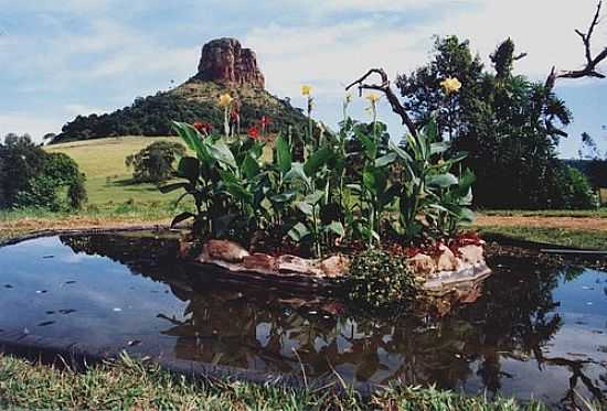 JARDIM AQUTICO E O MORRO DO CUSCUZEIRO EM ANALNDIA-FOTO:ARI VICENTE - ANALNDIA - SP