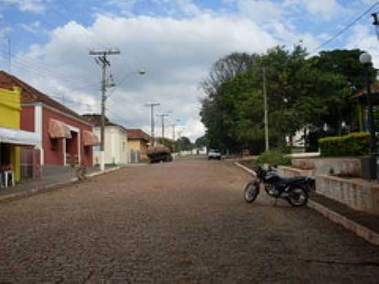 RUA MARIANO L.DE OLIVEIRA-FOTO:CARLOS ROBERTO BOGAT - APARECIDA DE SO MANUEL - SP