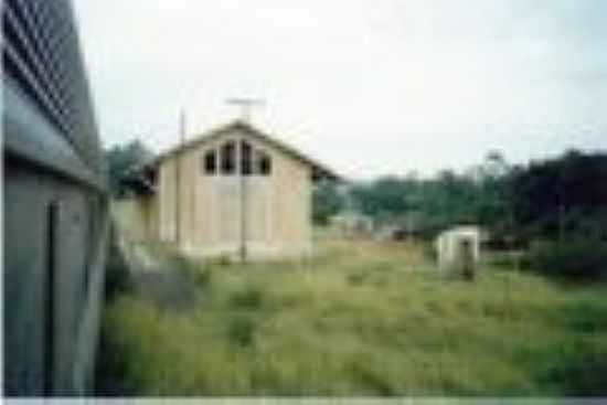 A ESTAO,EM 13/05/1999.AO LADO,O TREM,EM ARACAU-FOTO:RALPH M. GIESBRECHT - ARACAU - SP