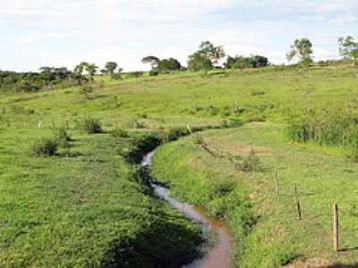 CRREGO SUMIDOURO-FOTO:EDUARDO M. P. DANTAS  - ARCO-RIS - SP