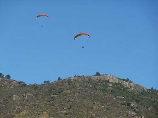 PARAPENTE E A PEDRA GRANDE EM ATIBAIA-FOTO:PAULO TARGINO MOREIR - ATIBAIA - SP