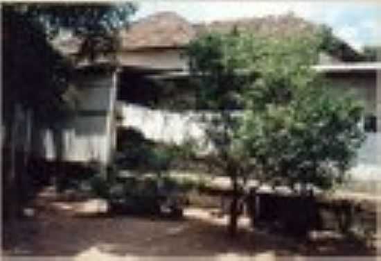 LADO DA PLATAFORMA DA ESTAO FERROVIRIA EM 02/03/2001 DE BARO GERALDO-FOTO:RALPH M. GIESBRECHT - BARO DE GERALDO - SP