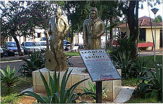 BARIRI-SP-MONUMENTO EM HOMENAGEM  DUPLA LENCIO E LEONEL-FOTO:PEDRO AGUINALDO - BARIRI - SP