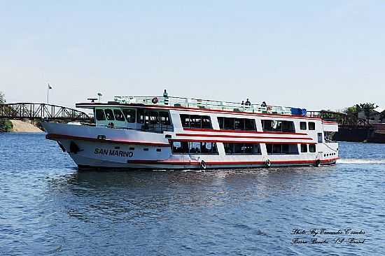 BARRA BONITA-SP-BARCO DE PASSEIO NA ECLUSA-FOTO:ERNANDES C SANTOS - BARRA BONITA - SP