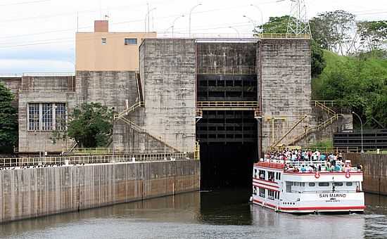 BARRA BONITA-SP-BARCO ENTRANDO NA ECLUSA-FOTO:VIAJEAQUI.ABRIL. - BARRA BONITA - SP