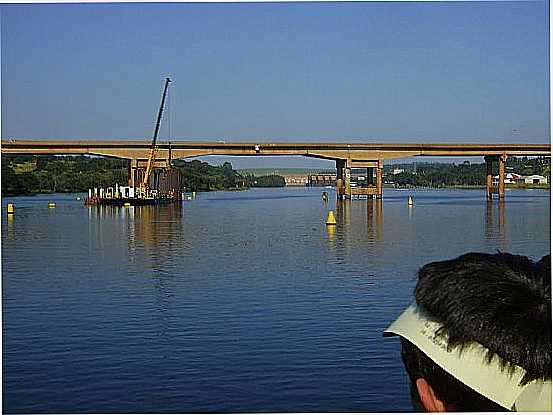 BARRA BONITA-SP-CAMINHO  BARRAGEM E ECLUSA NO RIO TIET-FOTO:GERSON - BRAZIL - BARRA BONITA - SP