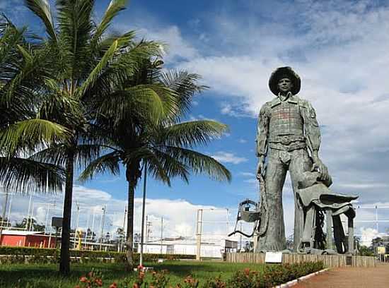 MONUMENTO EM HOMENAGEM AO PEO DE BOIADEIRO EM  BARRETOS-SP-FOTO:ANDR BONACIN - BARRETOS - SP