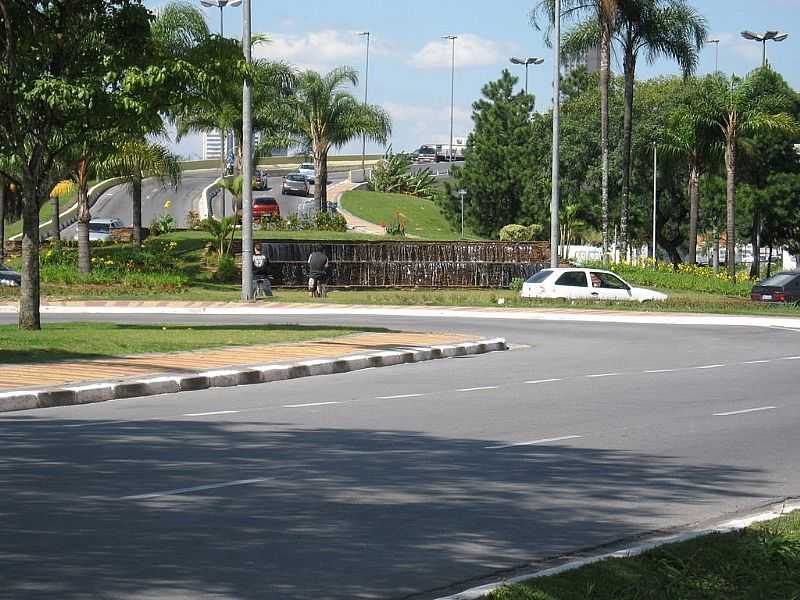 BARUERI-SP-RETORNO NA AVENIDA TANCREDO NEVES-FOTO:ADILSON.BALL - BARUERI - SP