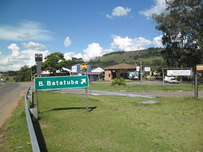 BATATUBA-SP-ENTRADA DO BAIRRO-FOTO:WWW.MINUBE.COM.BR - BATATUBA - SP