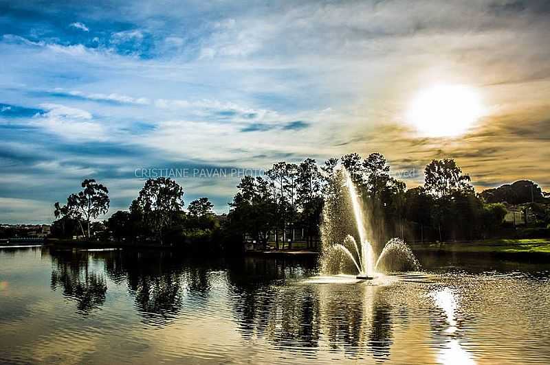 LAGO ARTIFICIAL E SEU CHAFARIZ NA CIDADE CORAO. FOTO CRISTIANE PAVAN - BEBEDOURO - SP