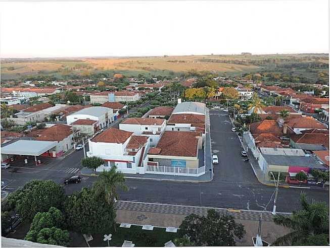 PRAA DA PREFEITURA VISTA DO ALTO DA TORRE DA IGREJA MATRIZ, POR EUGNIO LEANDRO MOIMS DE BRITO - BILAC - SP