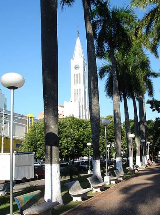 PRAA DR.GAMA E AO FUNDO A TORRE DA MATRIZ EM BIRIGUI-FOTO:MARCELO SZK - BIRIGI - SP