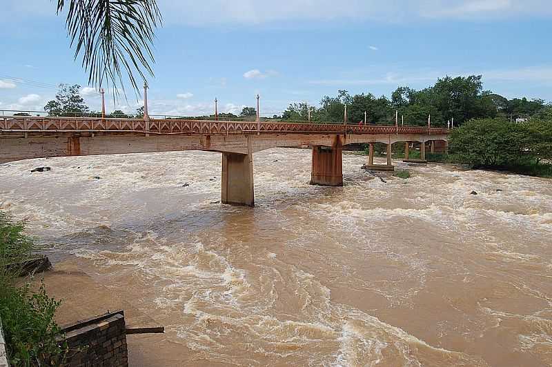 CACHOEIRA DE EMAS-SP-PONTE SOBRE O RIO MOGI GUAU-FOTO:GIL PAGLIARINI - CACHOEIRA DE EMAS - SP