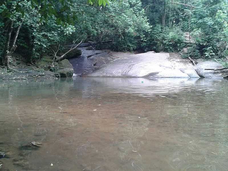 CAIBURA-SP-CACHOEIRA DO CASTELINHO-FOTO:LEANDRO PASCHOALIN - CAIBURA - SP
